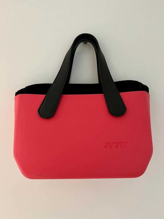 Mala de mão da marca Ju´sto em rosa fuchsia com 2 bolsas para interior