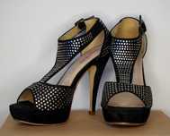 Sapatos de salto alto pretos