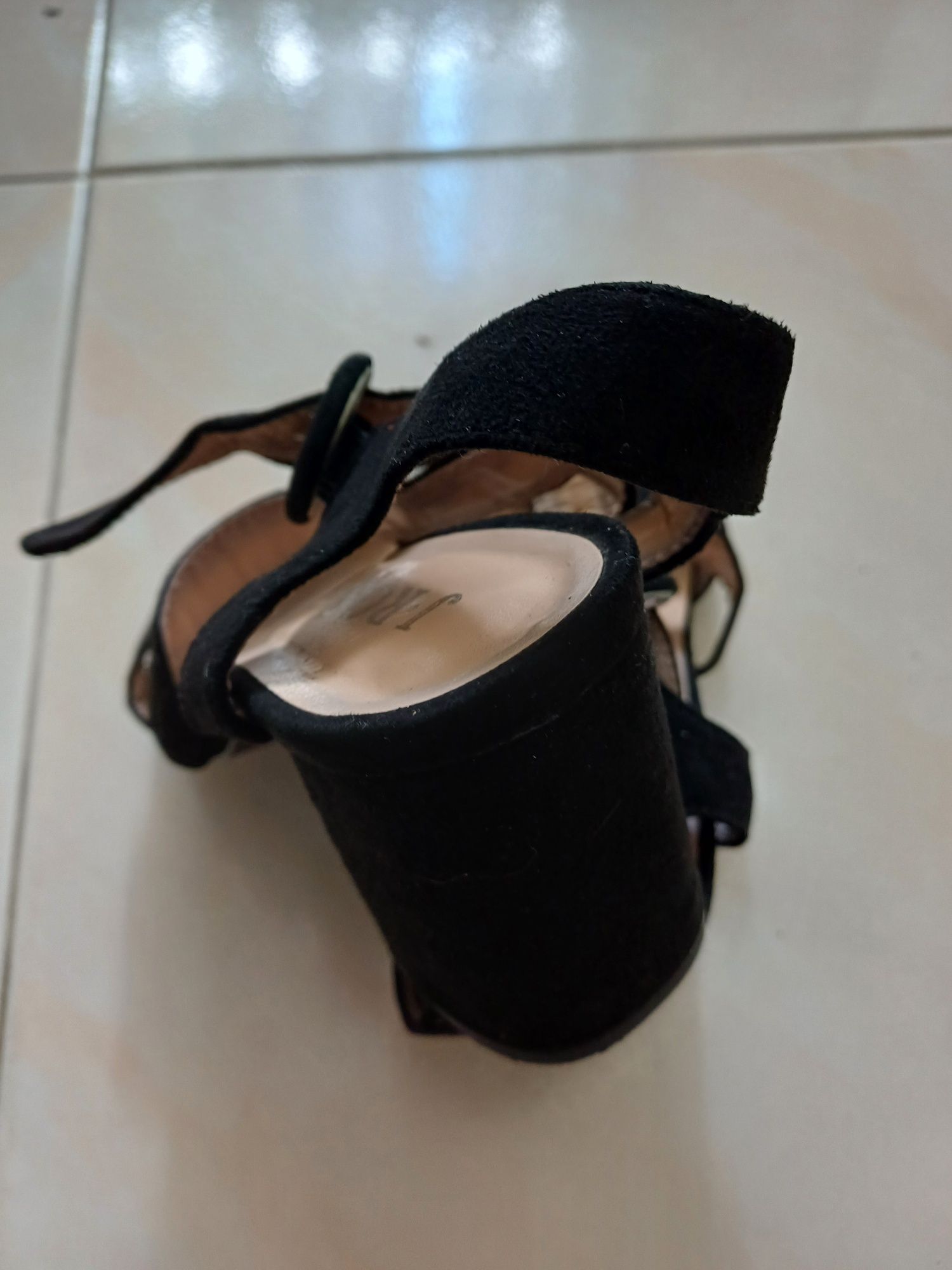 Sandálias de senhora (5€ cada par)