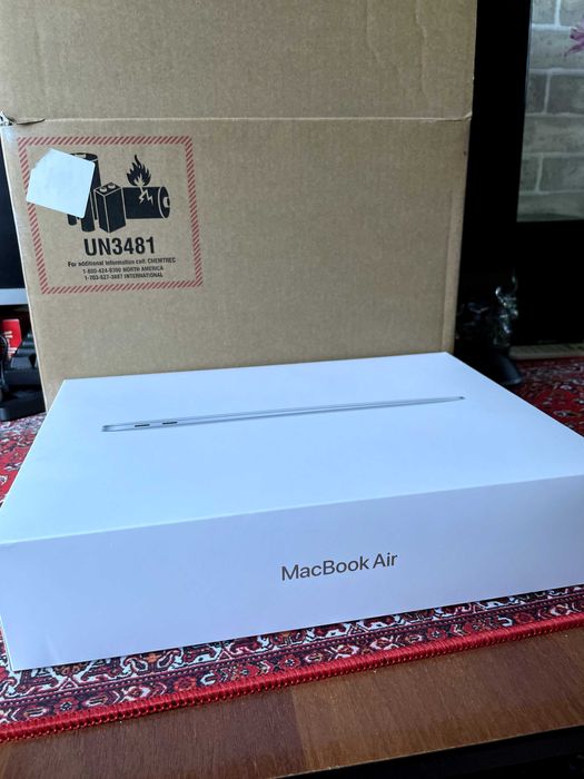 Коробка від MacBook Air M1 2020