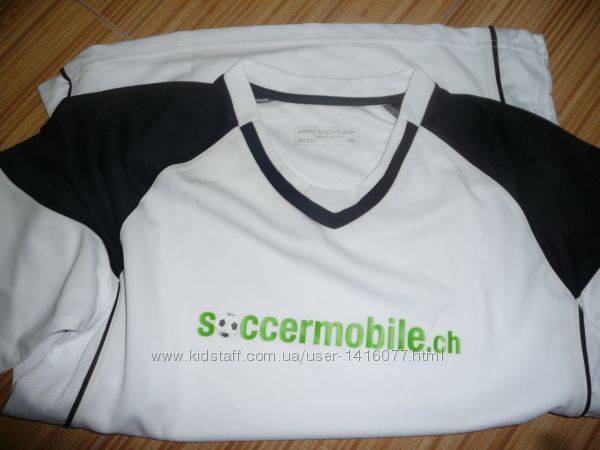 Фирменная футболка на мальчика для занятий футболом.