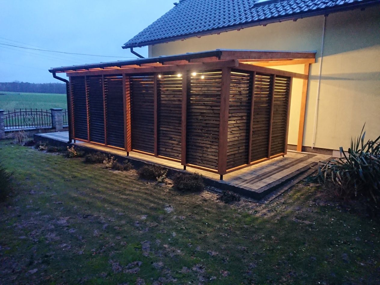 Zadaszenie tarasu poliweglnem komorwym shuttersy patio pergola