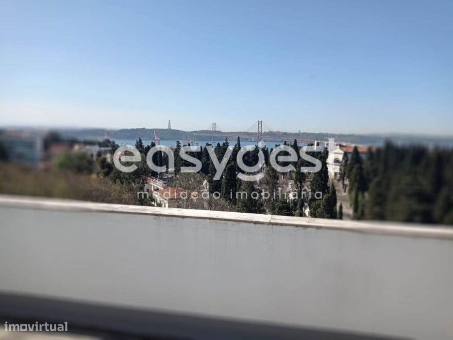 Apartamento T3 convertido em T2 remodelado em Campo de Ourique