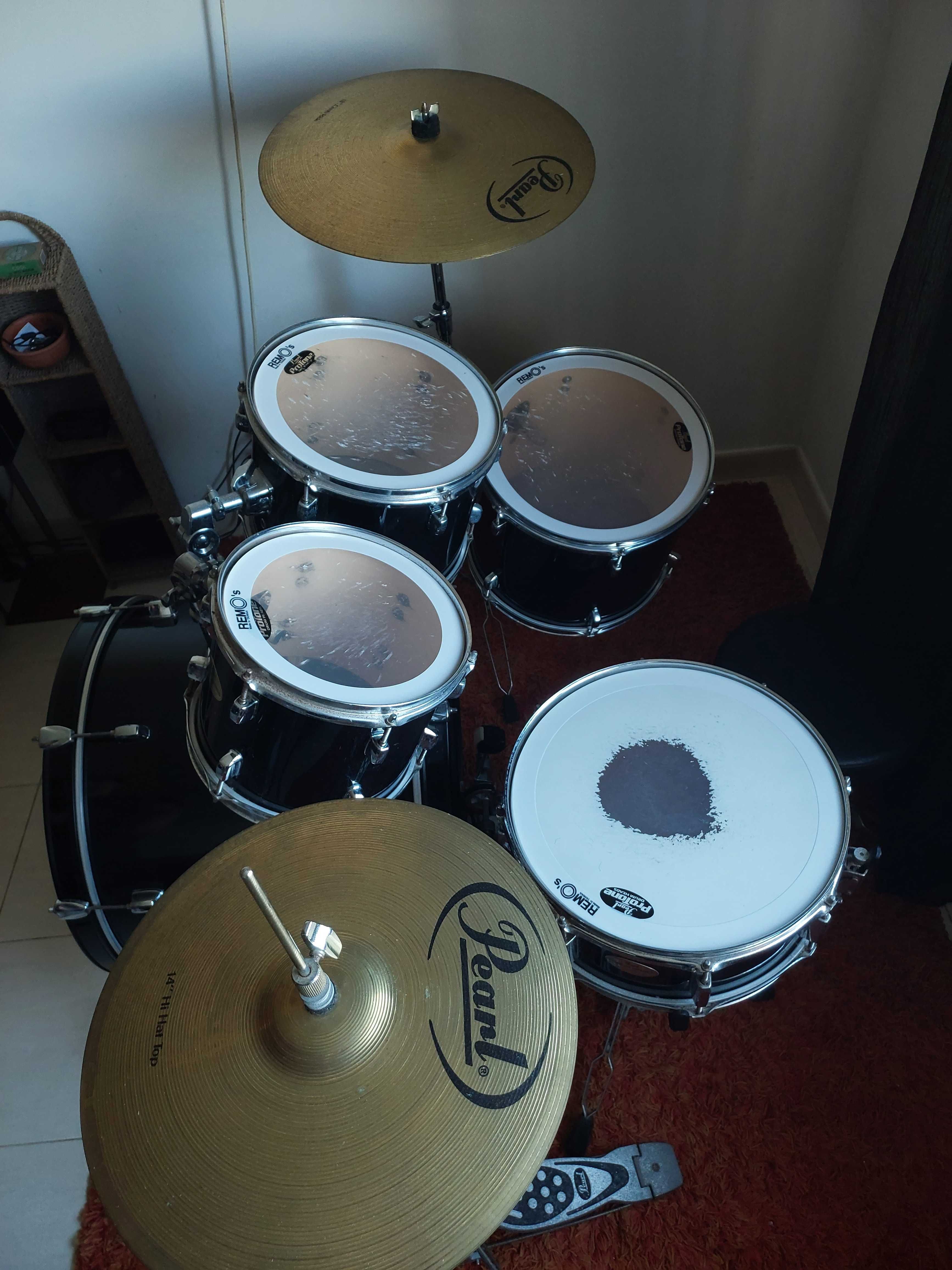 Bateria Pearl Forum Series em bom estado. 500€.