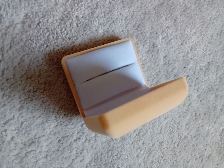 Pudełko na pierścionek/obrączki kremowe