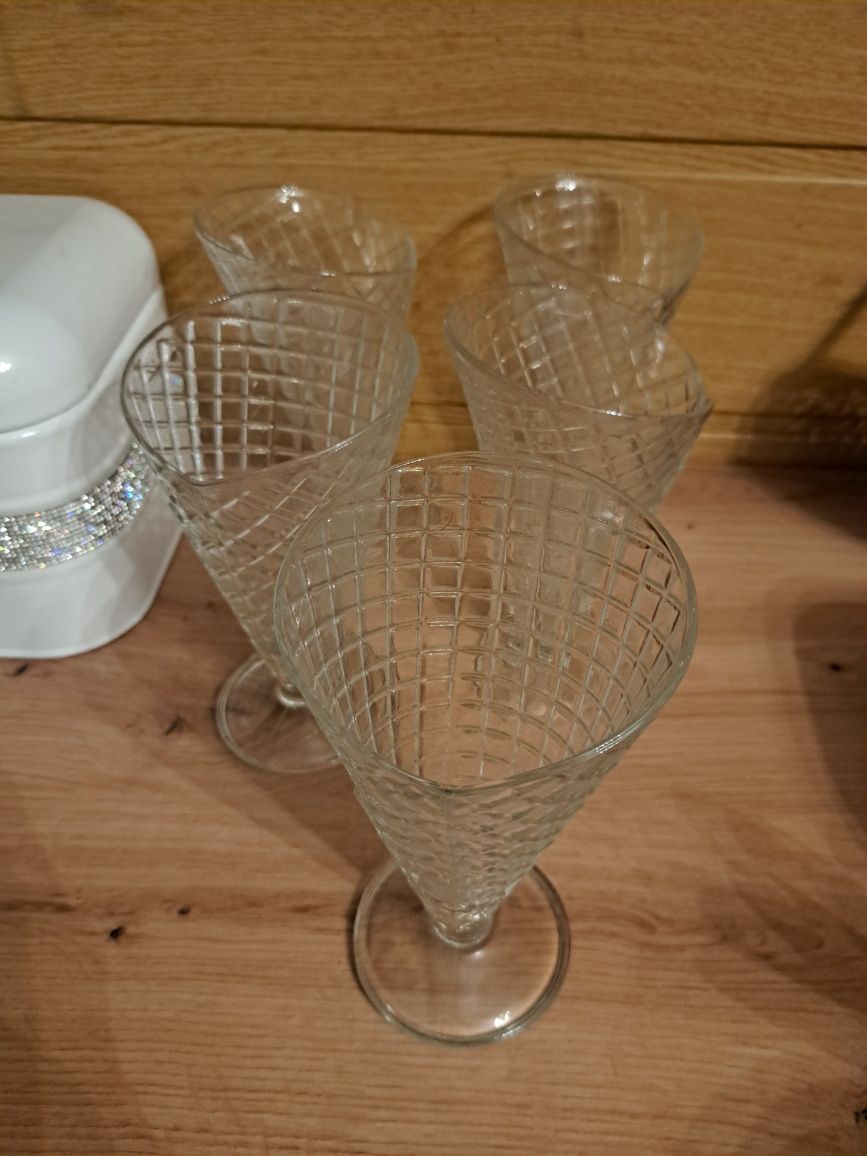 Pucharki do lodów wafle szkło