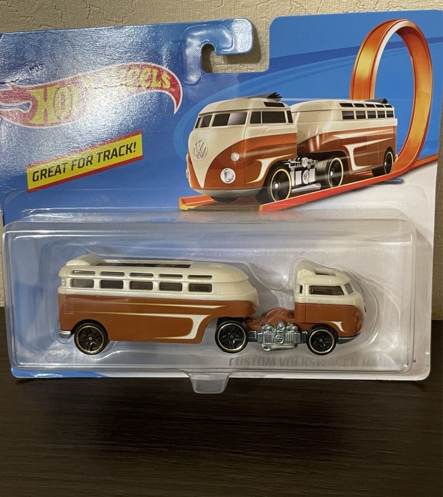 Грузовик-трейлер Custom Volkswagen Hauler brown Hot Wheels