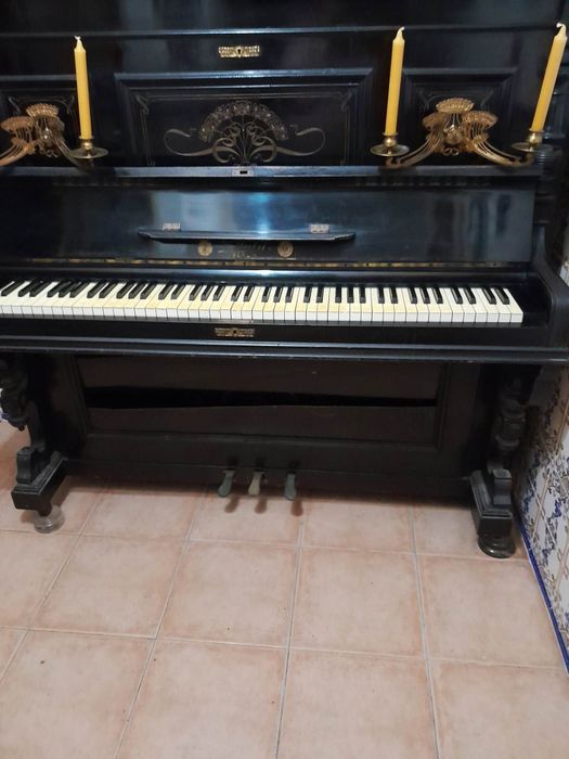 Piano  marca Alemã-LUBITZ "
