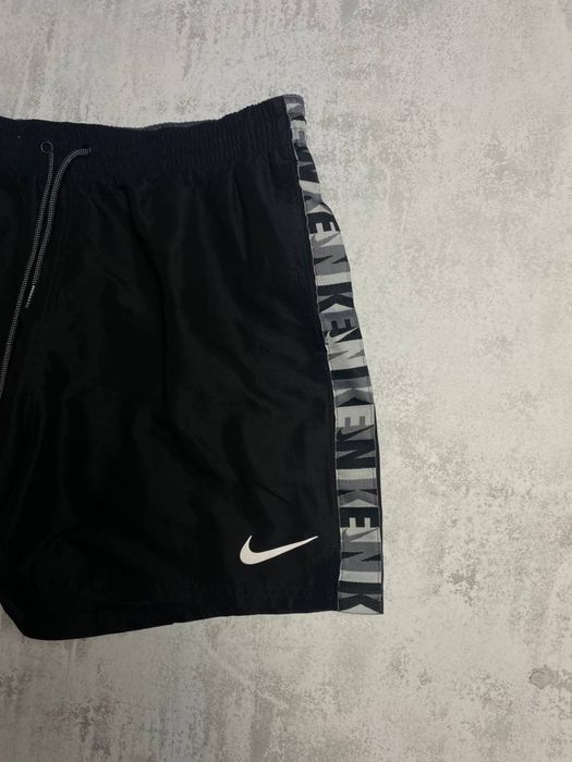 Чорні шорти Nike, бічні лампаси з логотипами, легка тканина