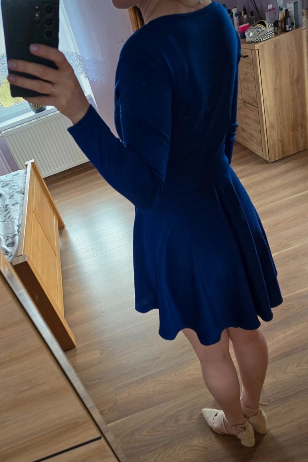 Elegancka chabrowa sukienka kopertowa Pakuten
