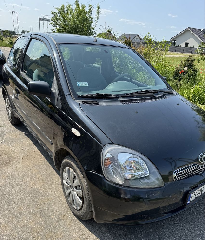 Toyota yaris czarna 1.0 1999 r oplaty wazny przeglad