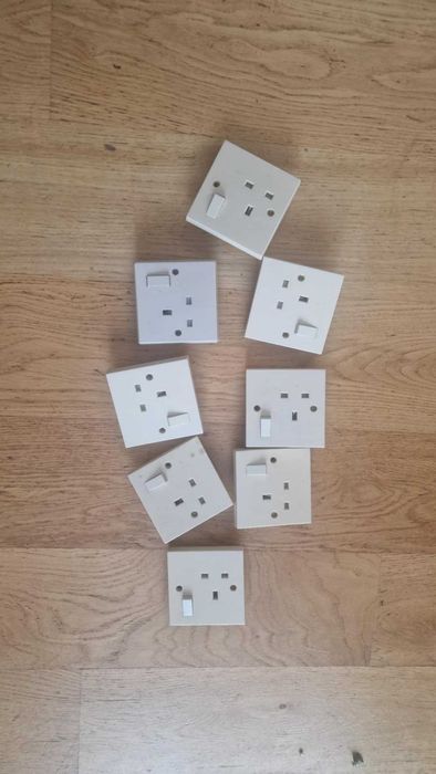 Wyposazenie do domku holenderskiego - gniazdka angielskie oraz lampy