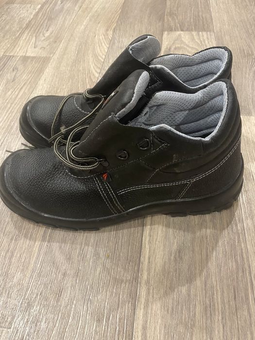 Рабочая спецовачная обувь 42р и 45р новые и теплые резиновые сапоги