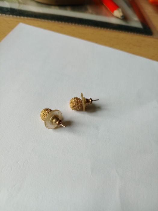 Par de brincos dourados