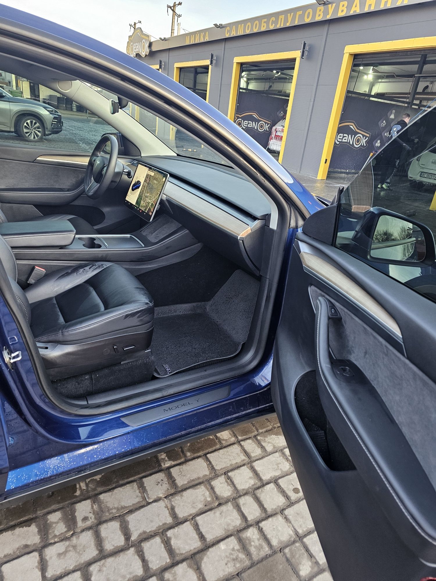 В родной краске Tesla Model Y Performance 2022 FSD, шумка, доводчики.