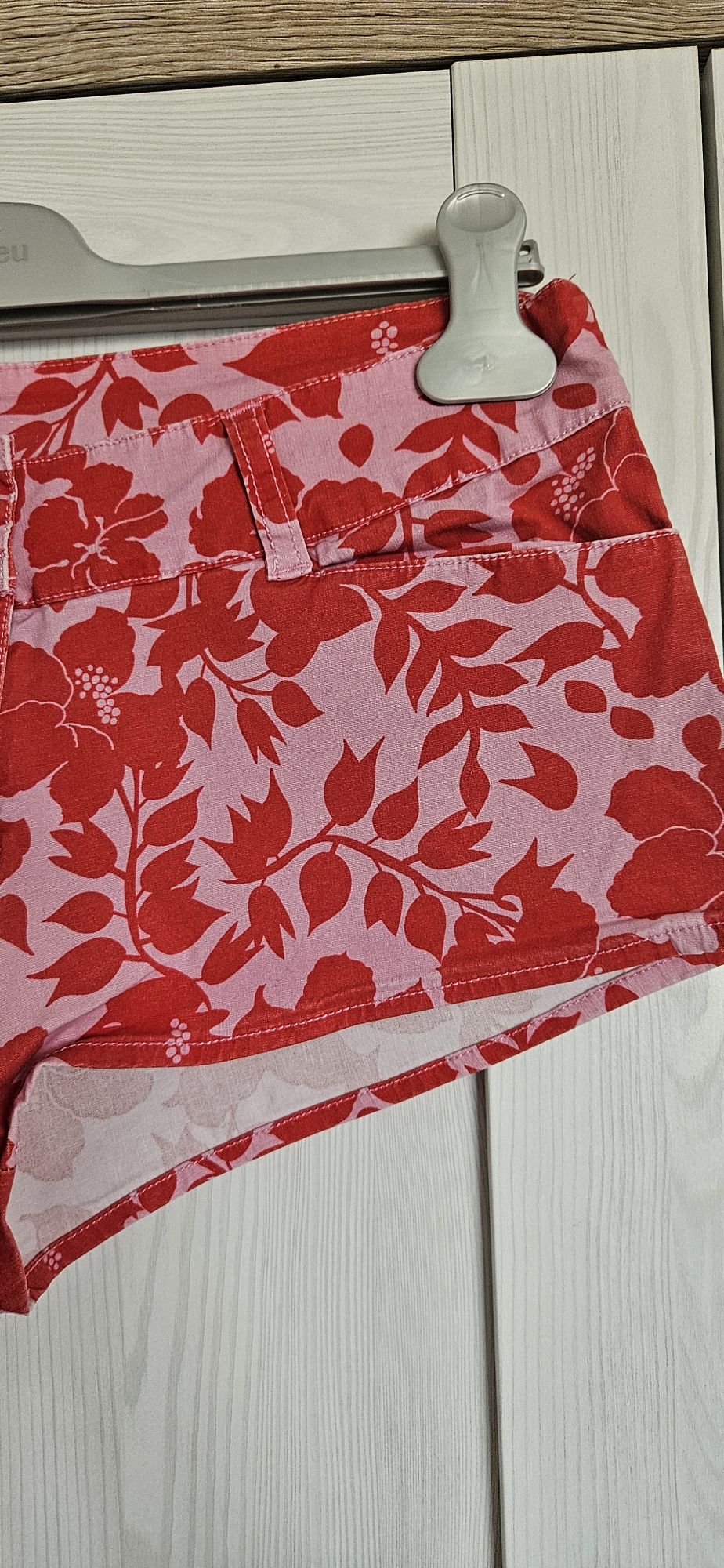 Różowe szorty w czerwone kwiaty, r. 14, bawełna

Opis:
Letnie, bardzo