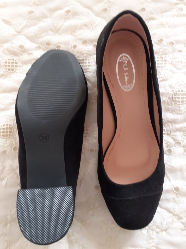 Sapatos de camurça pretos