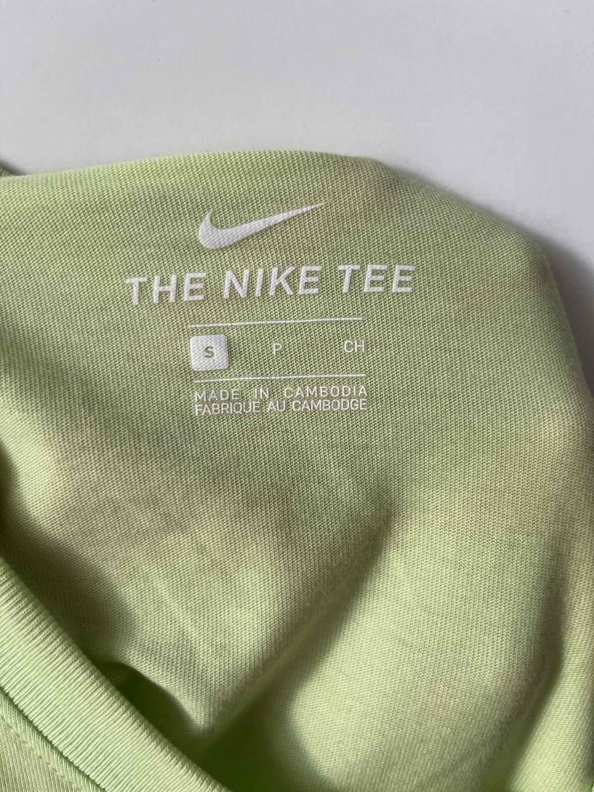 салатова футболка Nike