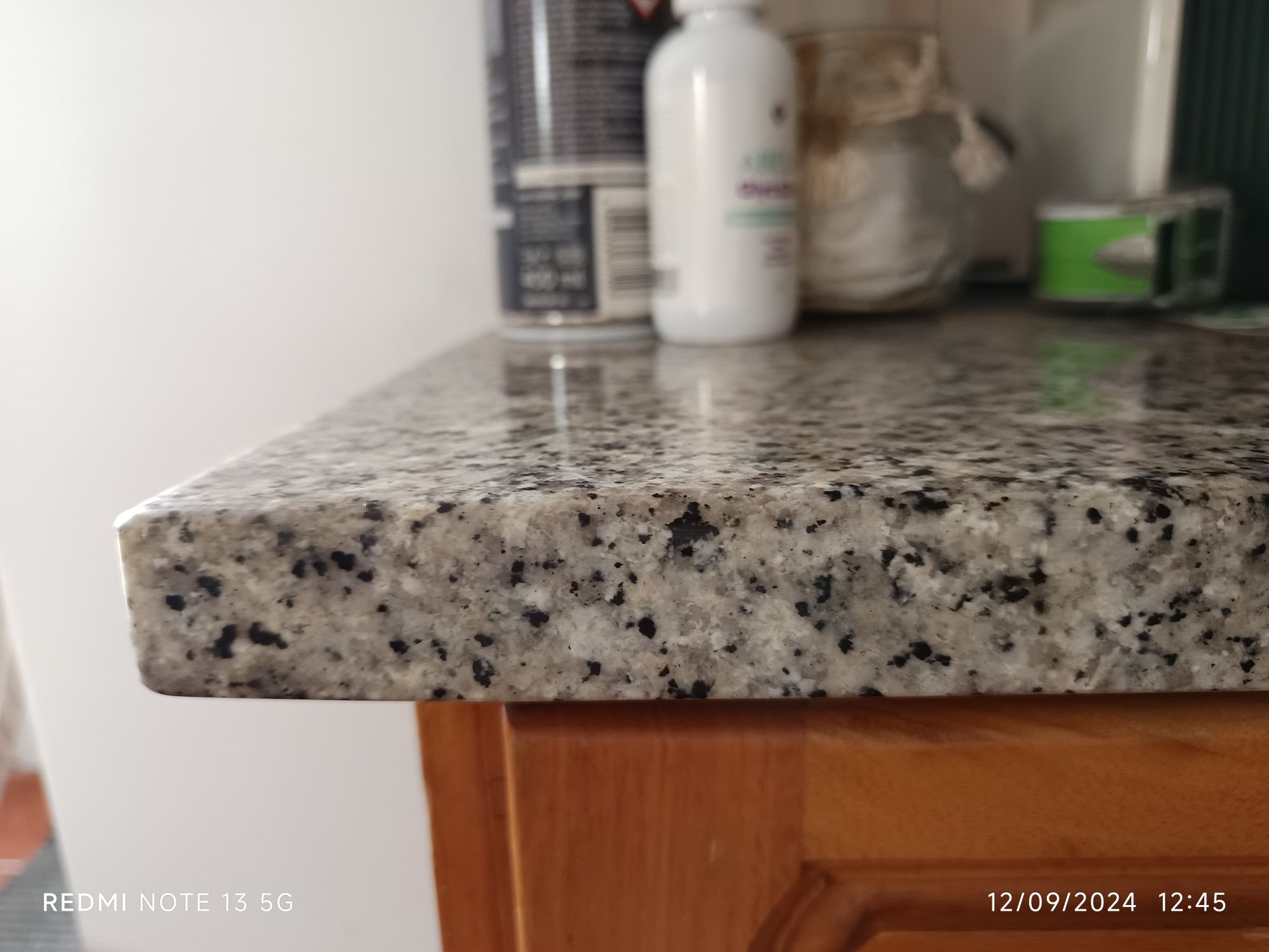 Bancada de cozinha em granito Pedras Salgadas de 3×65×265 cm