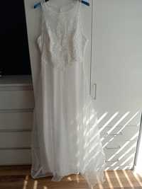 Biała długa suknia