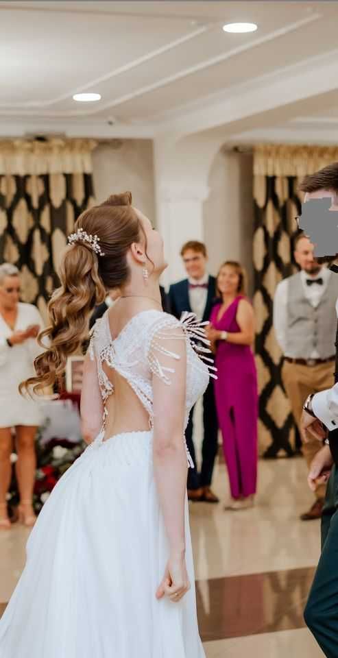 Suknia ślubna z trenem boho frędzle