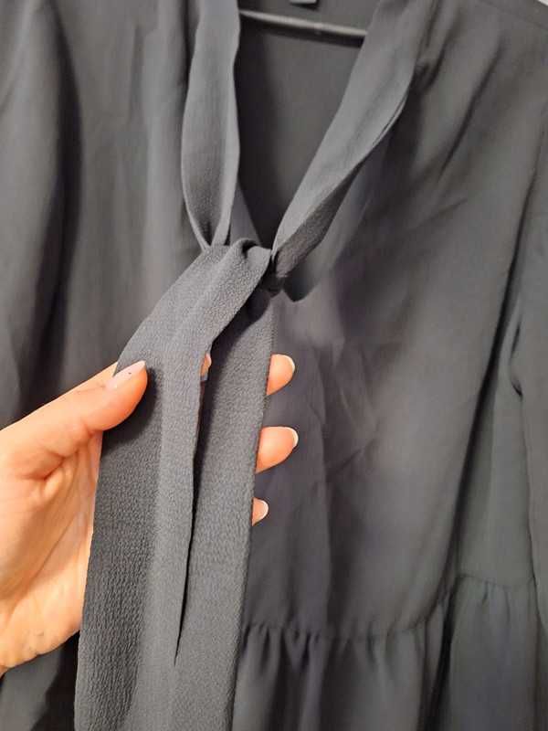 Czarna bluzka z wiązaniem na dekolcie baskinką imprezowa gładka 38 M