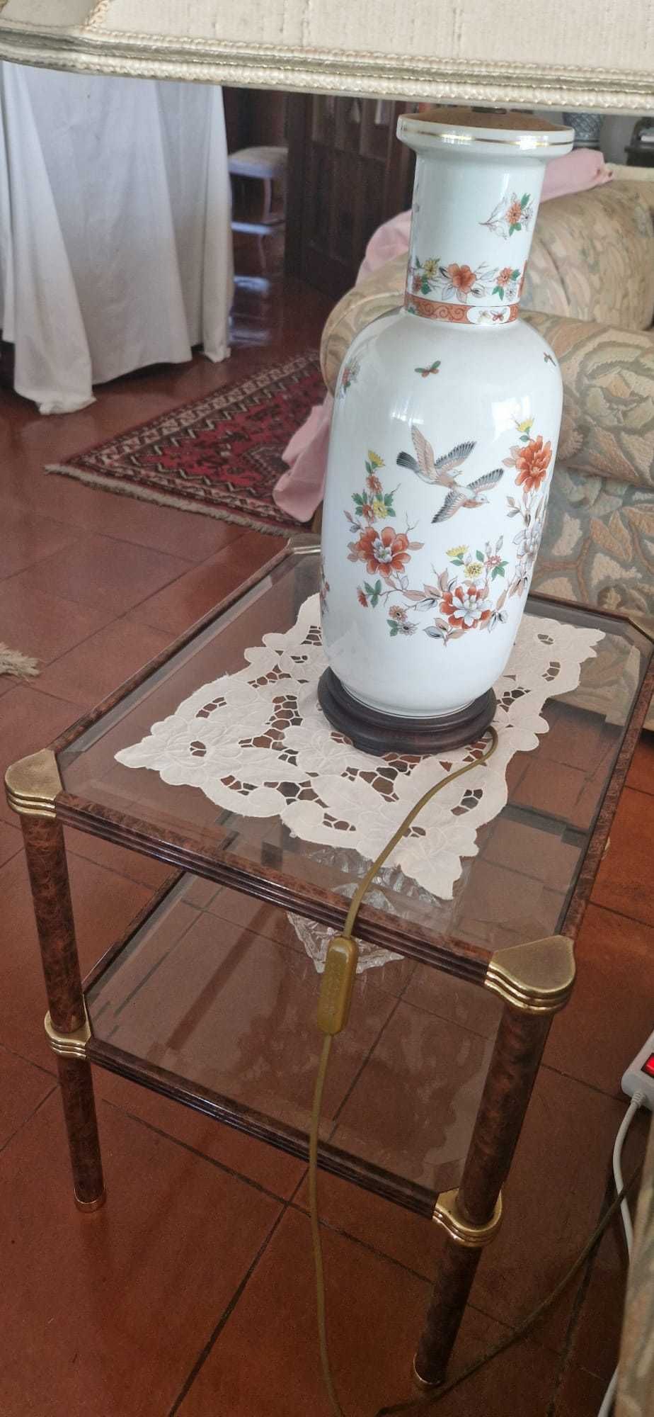 2 mesas de apoio/sala com tampo vidro e detalhes dourados