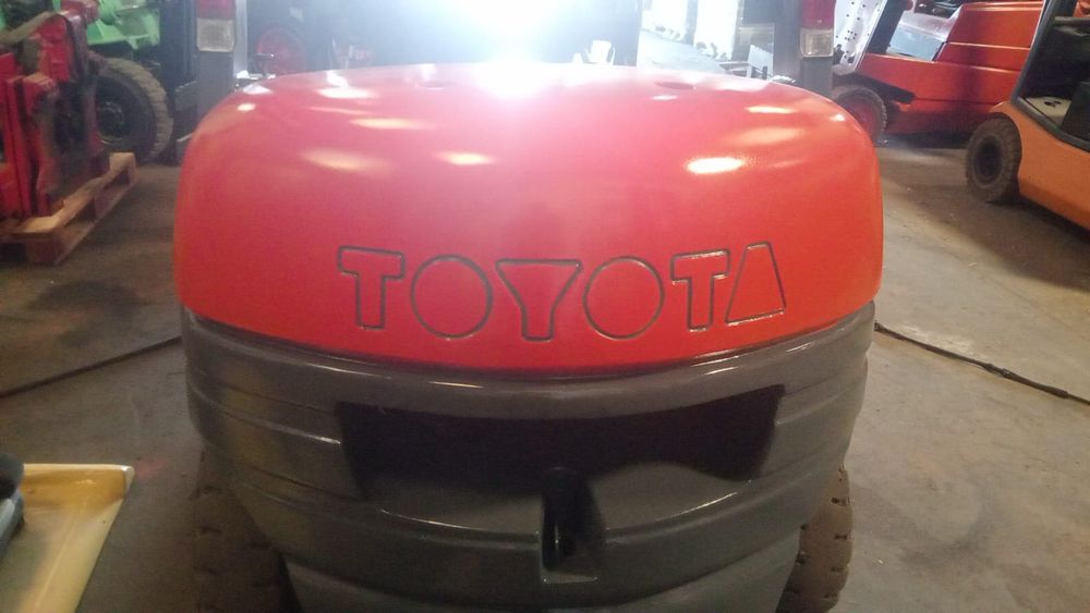 Empilhador Toyota 2.0 toneladas GPL