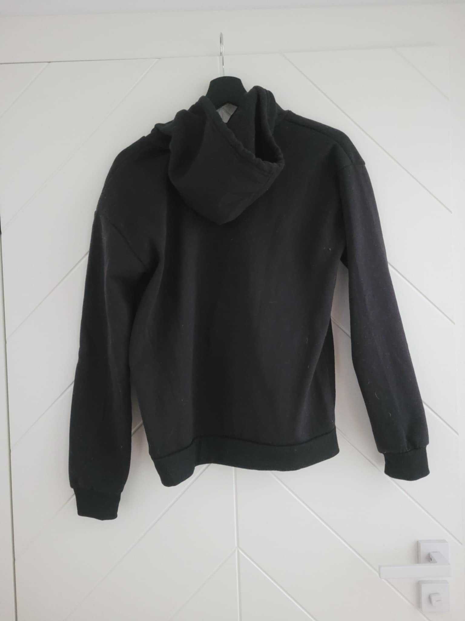 Czarna bluza z kapturem