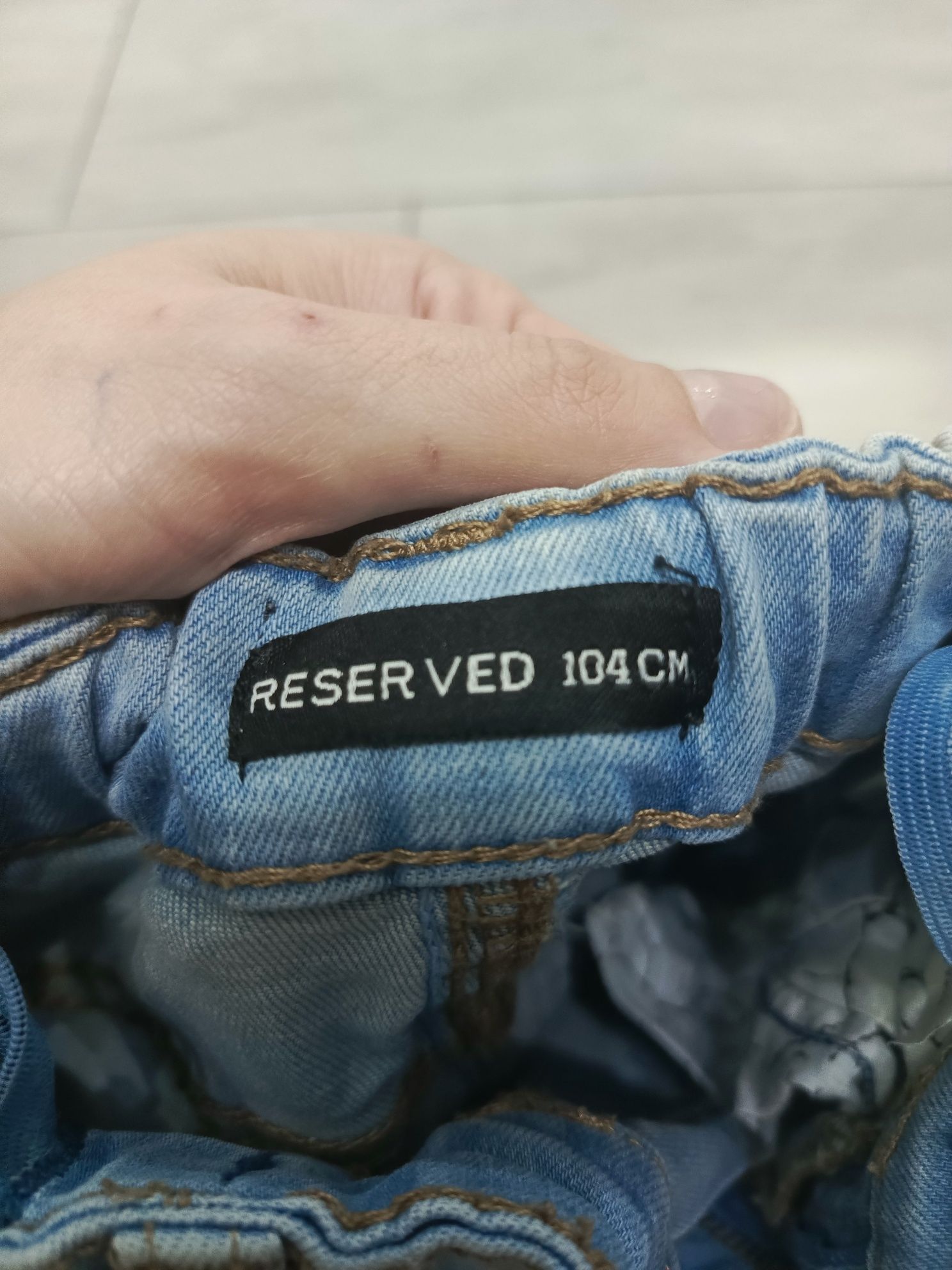 Jeansy dziewczynka rozmiar 104 Reserved z dziurami