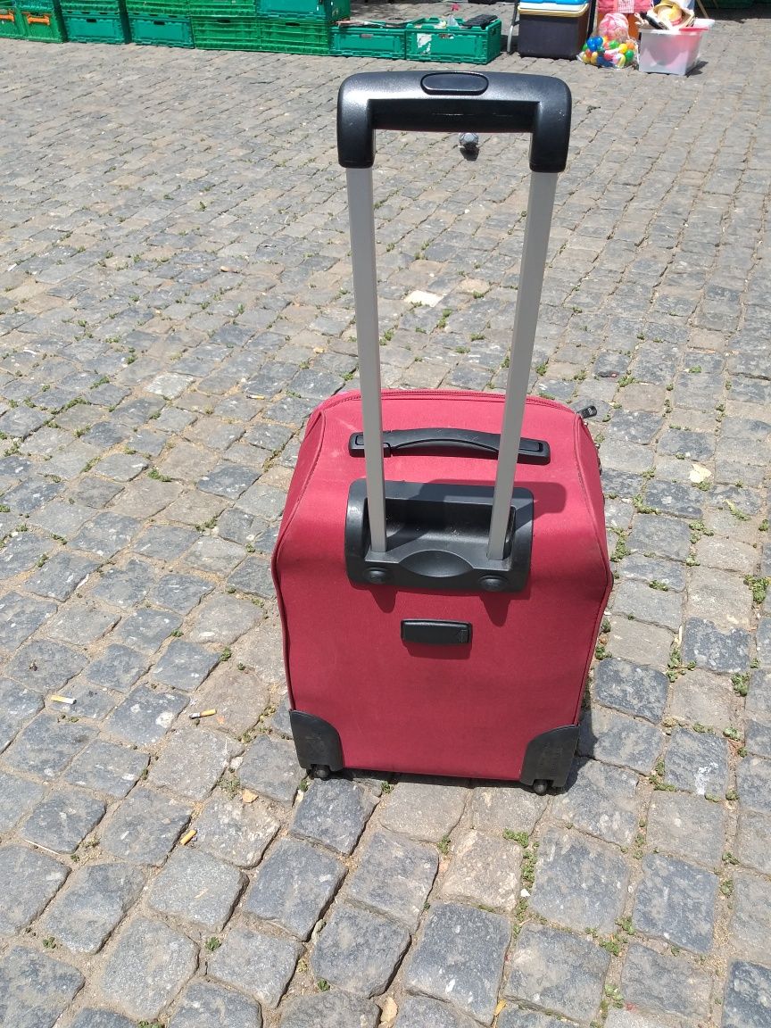 Mala de viagem como nova impecavel com 65×40×30cm .
