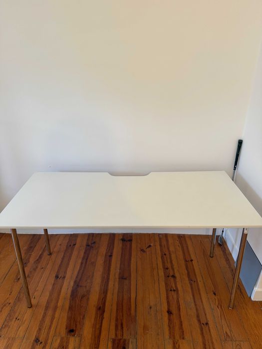 Secretária branca com pernas de aço