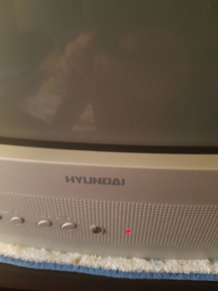 TV Hyundai a funcionar.