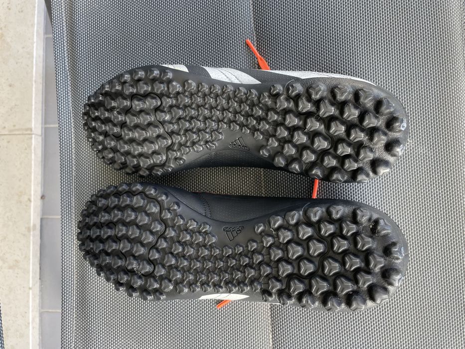 Botas futebol Adidas Predator piso sintetico