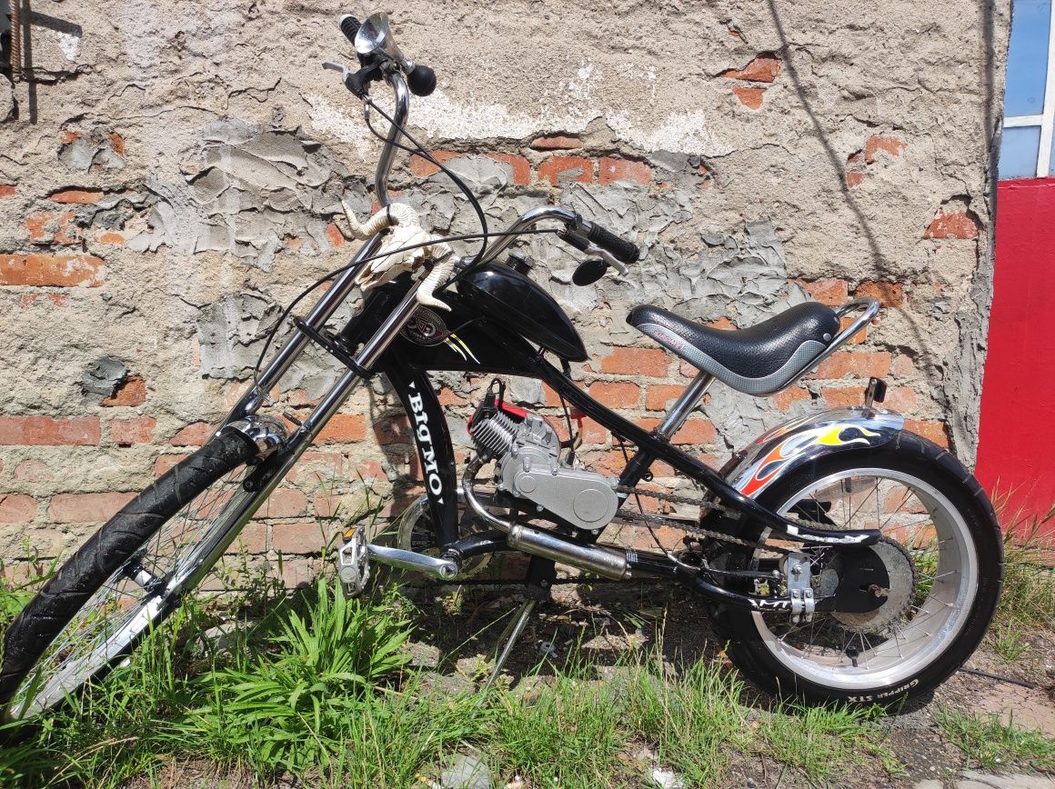 Rower chopper z spomaganiem z silnikiem spalinowym