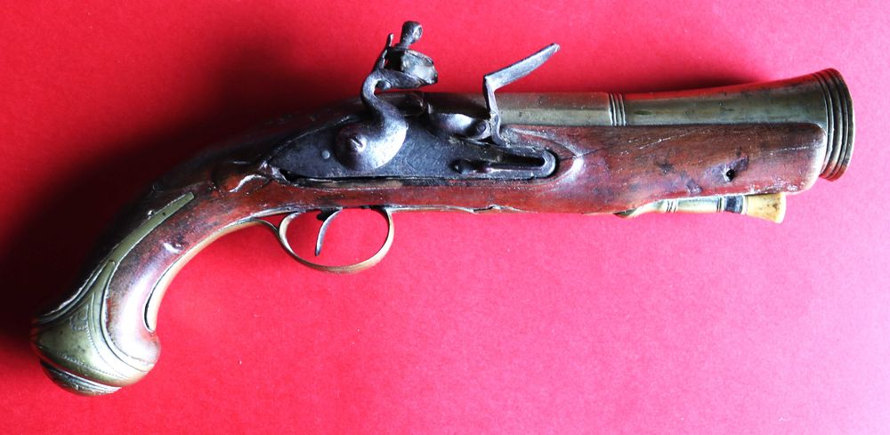 Pistola de pederneira com cano boca de sino, de RICHARDS, London, rara