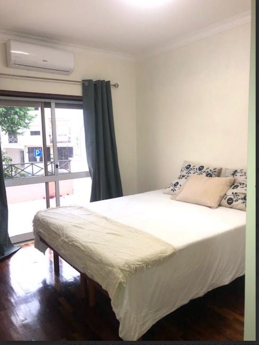 Quarto Sesimbra com muita luz, sossegado e varanda privativa.