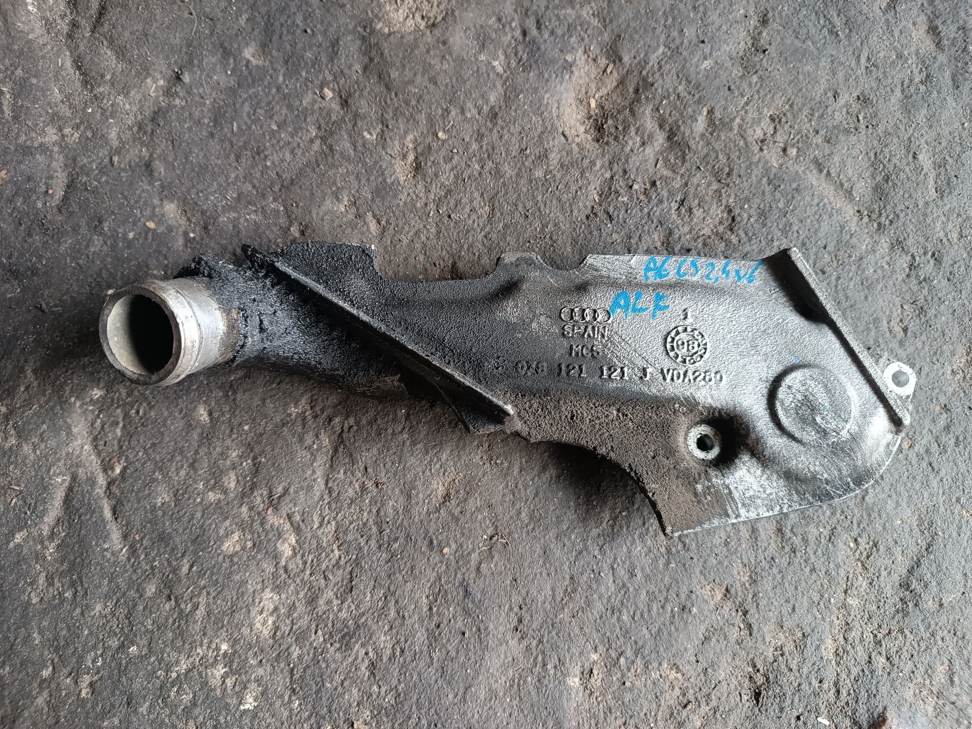 Obudowa termostatu audi A6 C5 2.4 V6 2.8 a4 passat 078,121,121j B5 fl