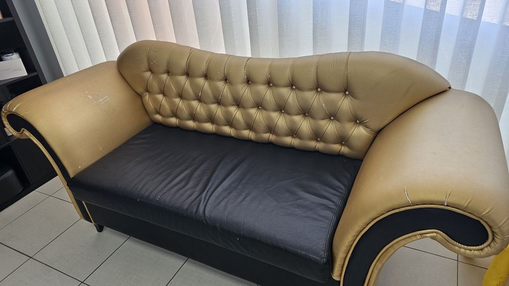 Sofá preto com dourado