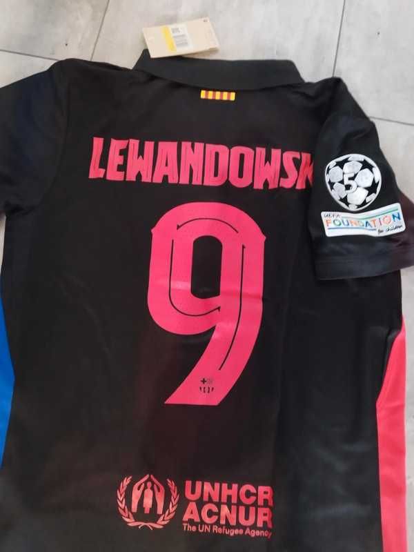 Nowa wyjazdowa koszulka Barcelony Lewandowskiego R.L
