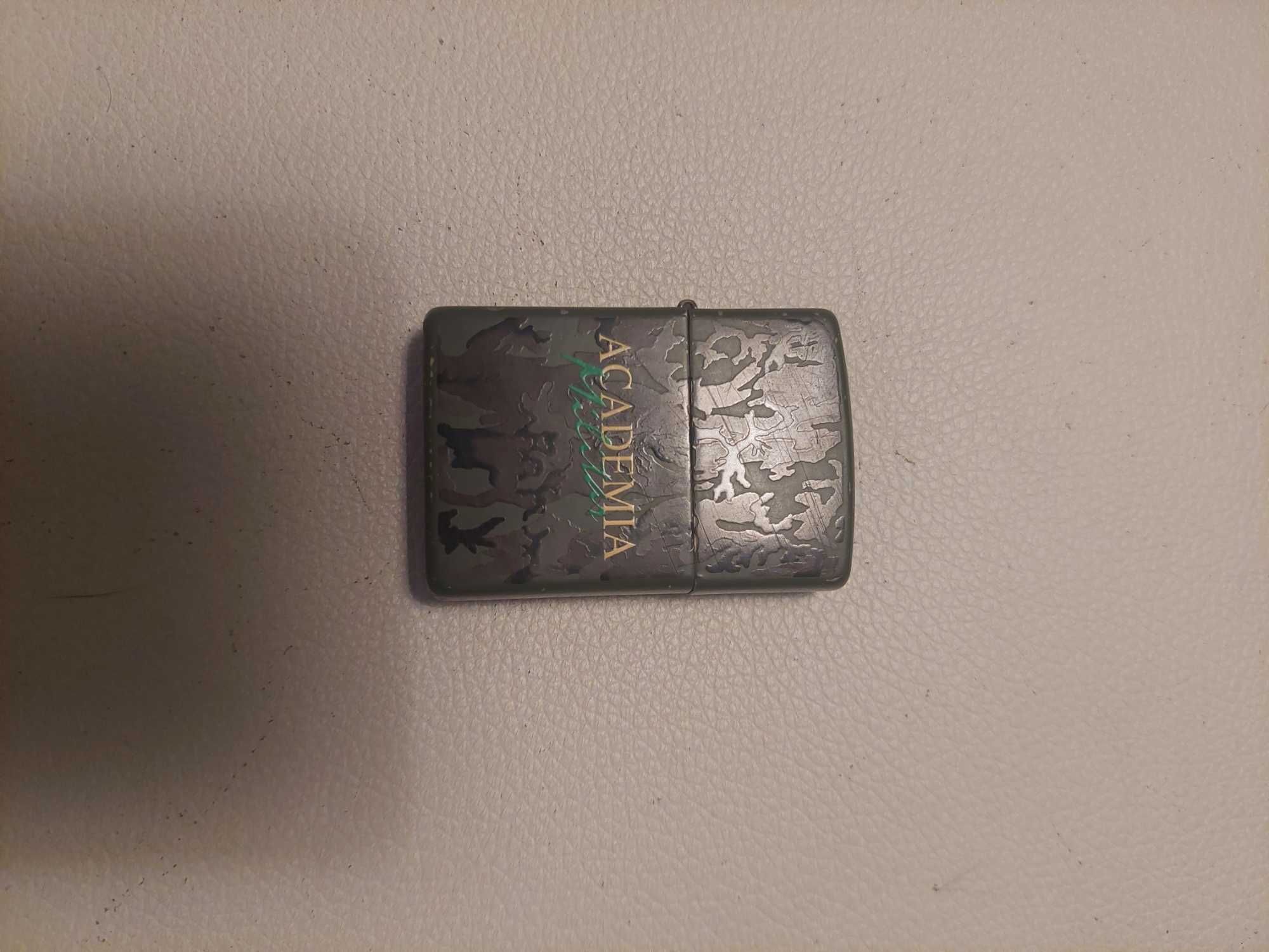 Vendos 4 isqueiros Zippo e um Colibri