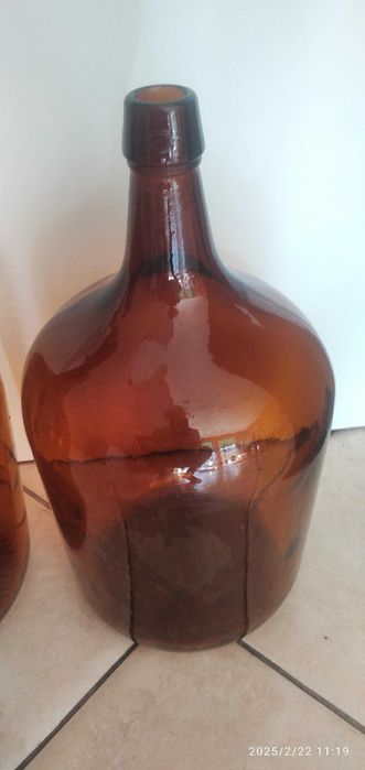 Garrafões castanhos para decoração