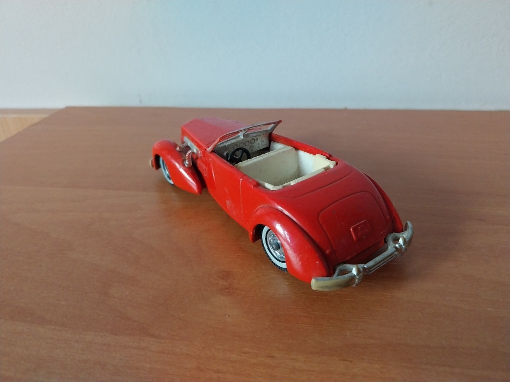 Stary, metalowy model samochodu "Cord 812" (Matchbox)
