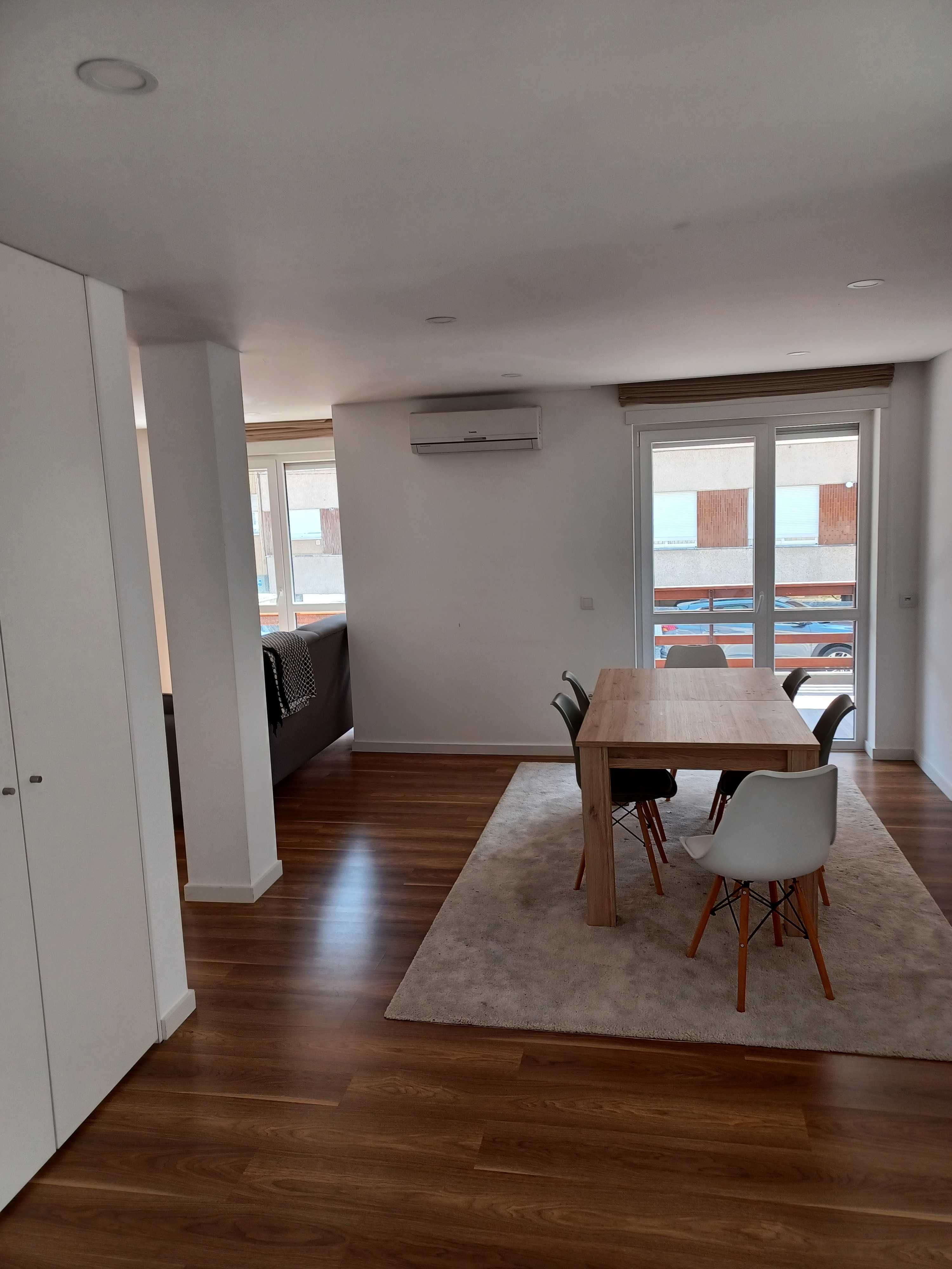 Alugo dois quartos a estudantes em apartamento  renovado e mobilado