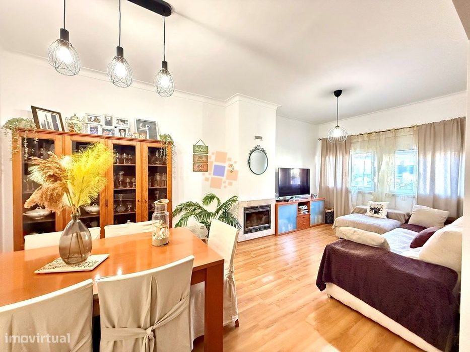 Encantadora Moradia Térrea T2+2 com Quintal, Garagem e Piscina - Al...