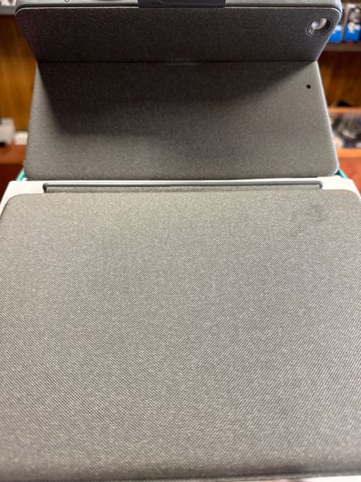 Etui z klawiaturą Logitech Combo Touch iPad 7 gen 10,2