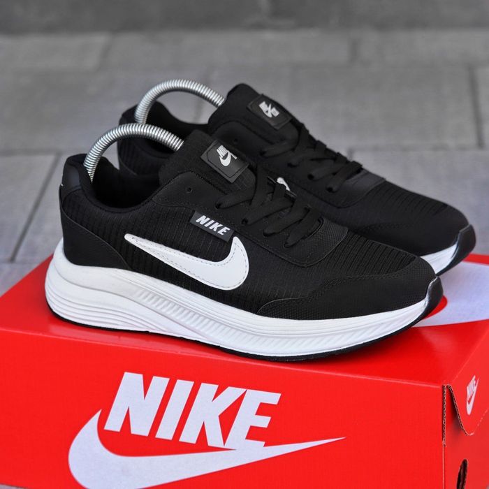 Кросівки Nike
• Розміри: 40(25,5 см), 41(26 см), 42(26,5 см), 43(27,5