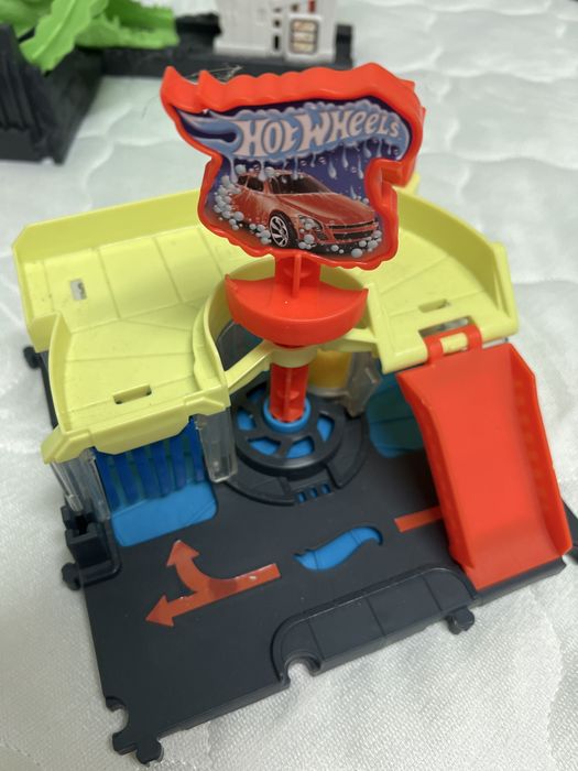 Набір Hotwheels летюча миша, акула, крокодил, мийка