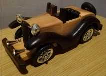 Stylowe ozdobne drewniane auto