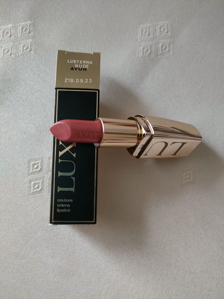 Szminka  Avon Luxe  .